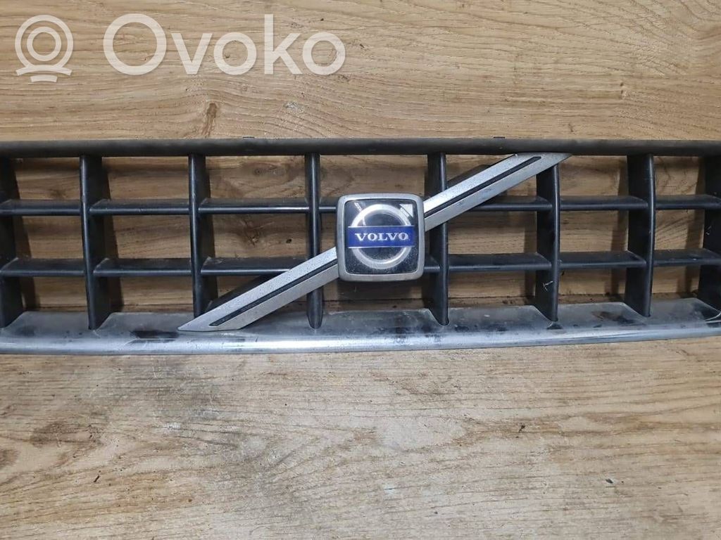 Volvo C70 Etupuskurin ylempi jäähdytinsäleikkö 