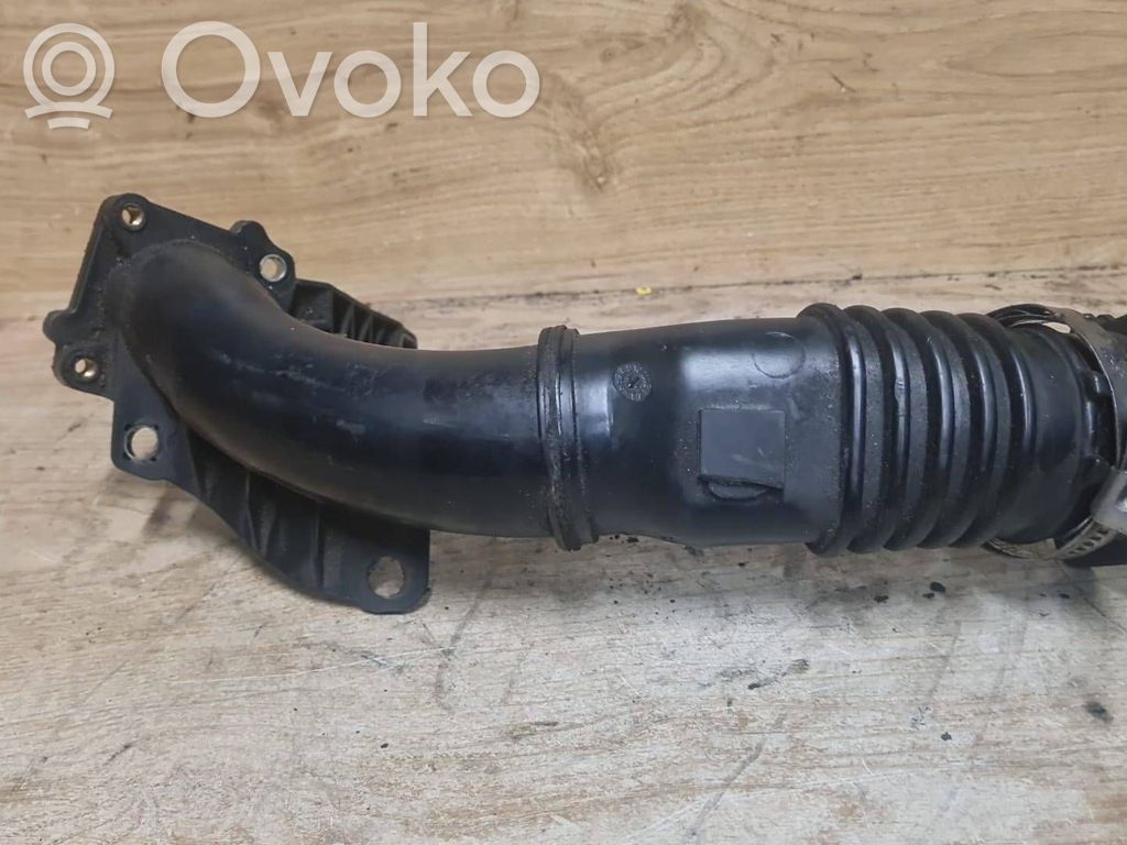 Intercooler pipe mounting bracket