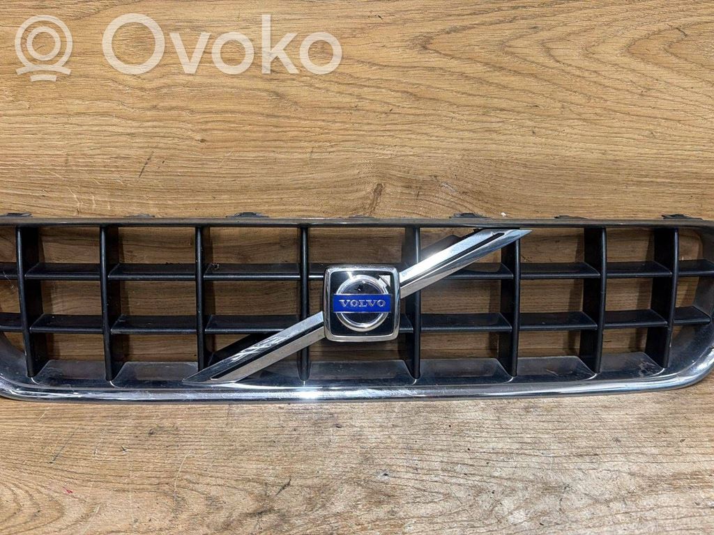 Volvo C70 Etupuskurin ylempi jäähdytinsäleikkö 