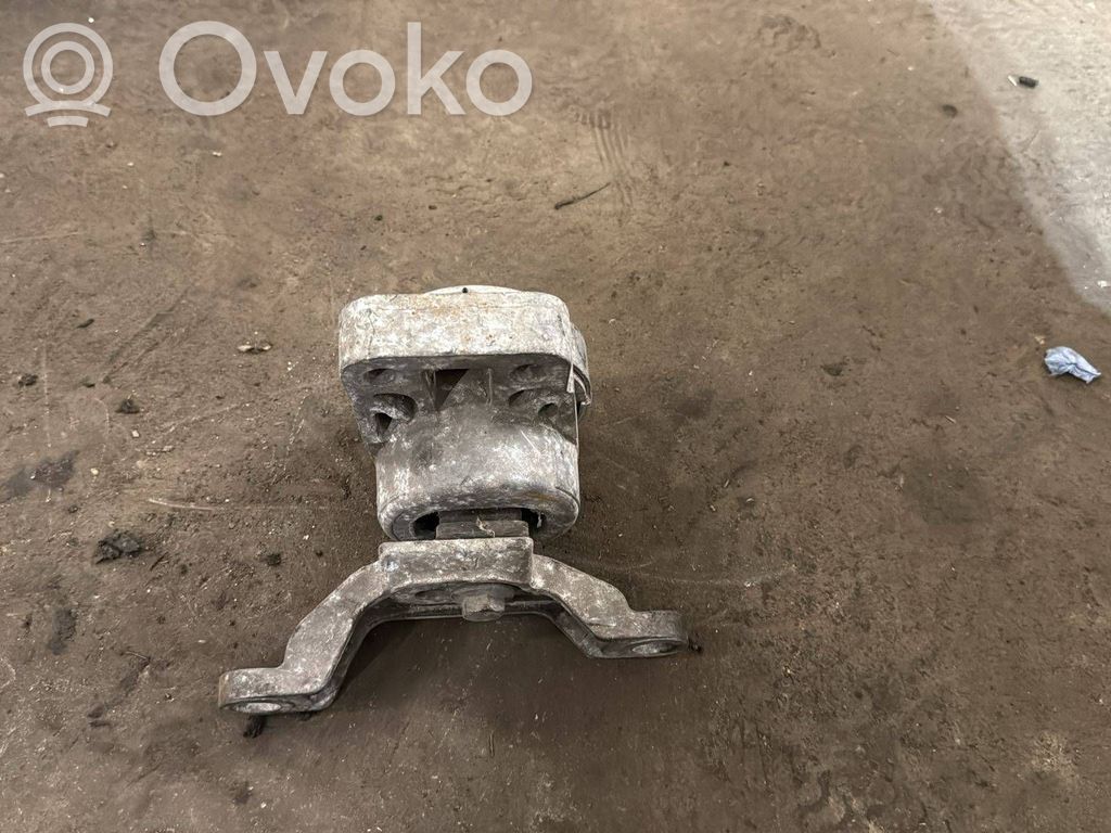 Volvo V70 Engine mount bracket 