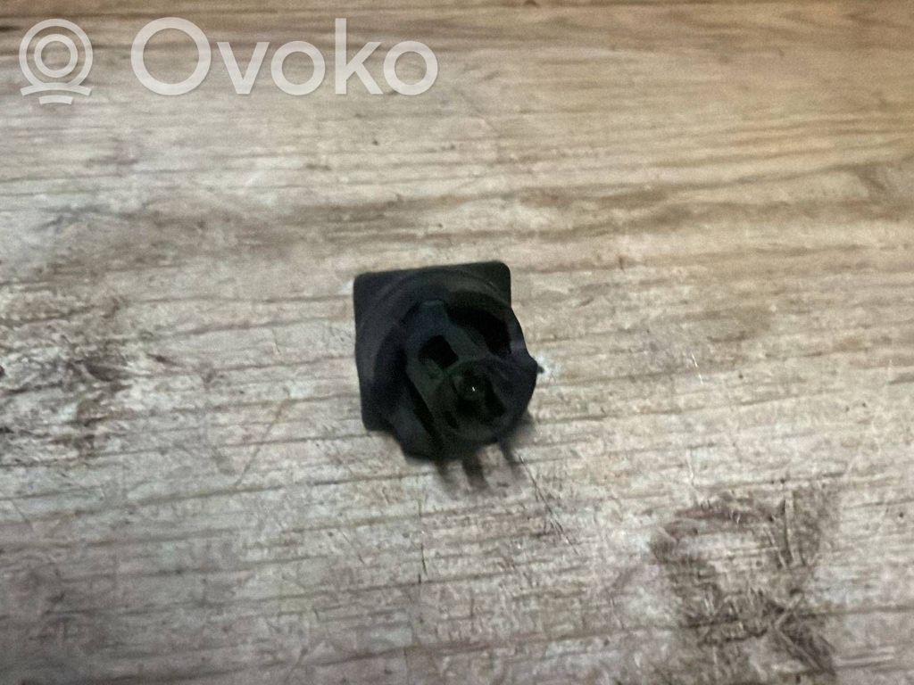 Interior temperature sensor   9145736