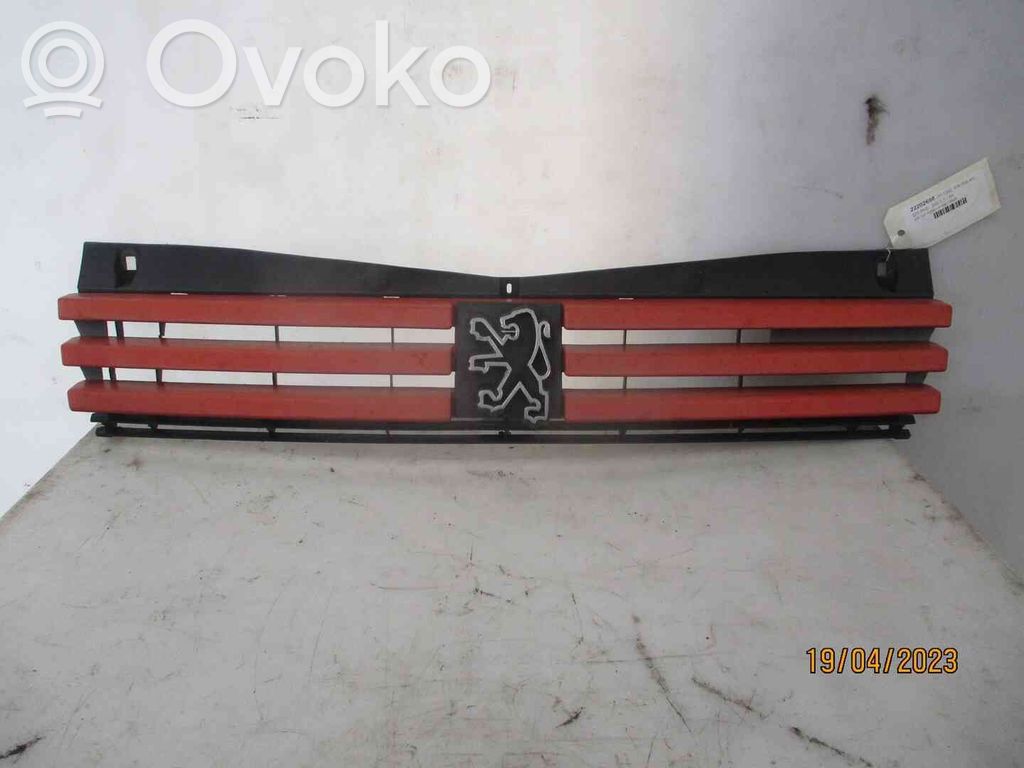 Peugeot 205 Grille calandre supérieure de pare-chocs avant 
