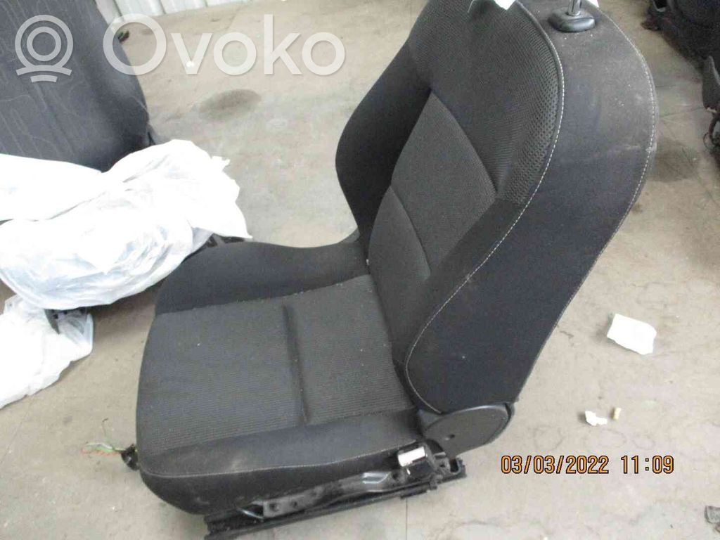 Peugeot 207 CC Etumatkustajan istuin 