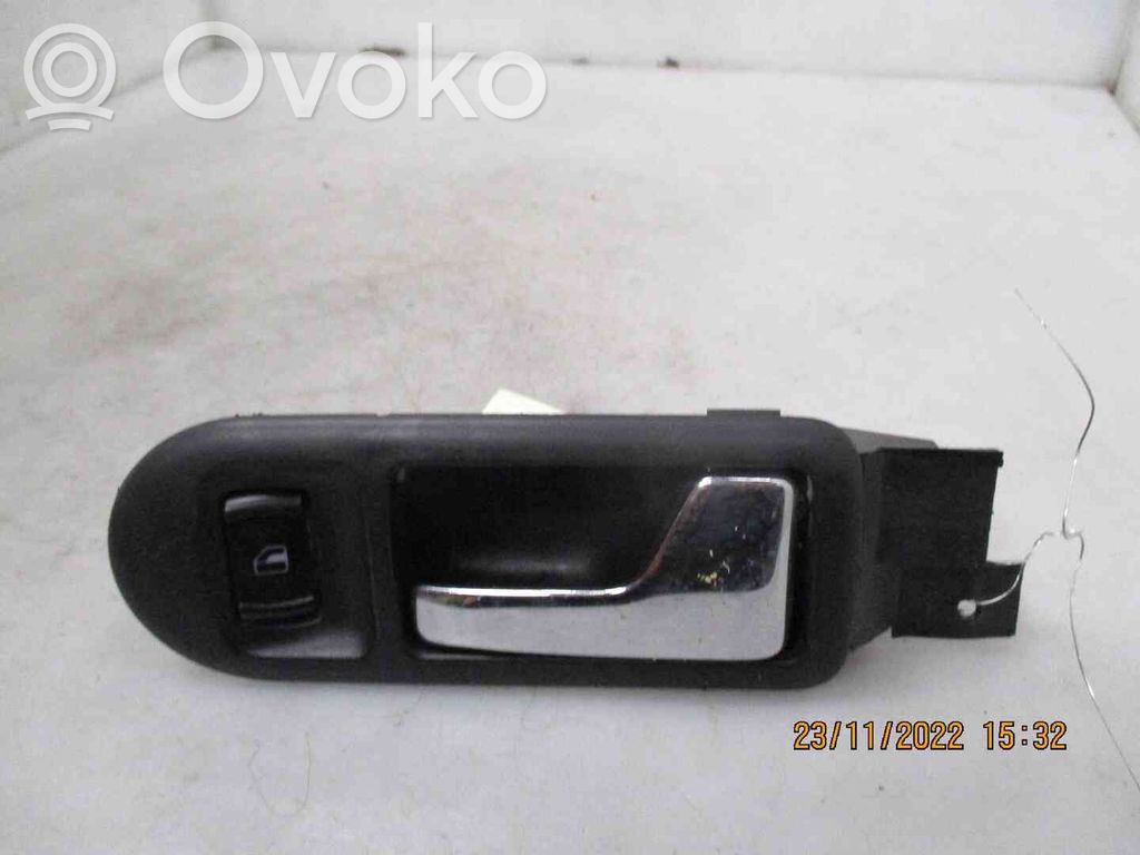 Volkswagen Golf IV Poignée inférieure de porte avant