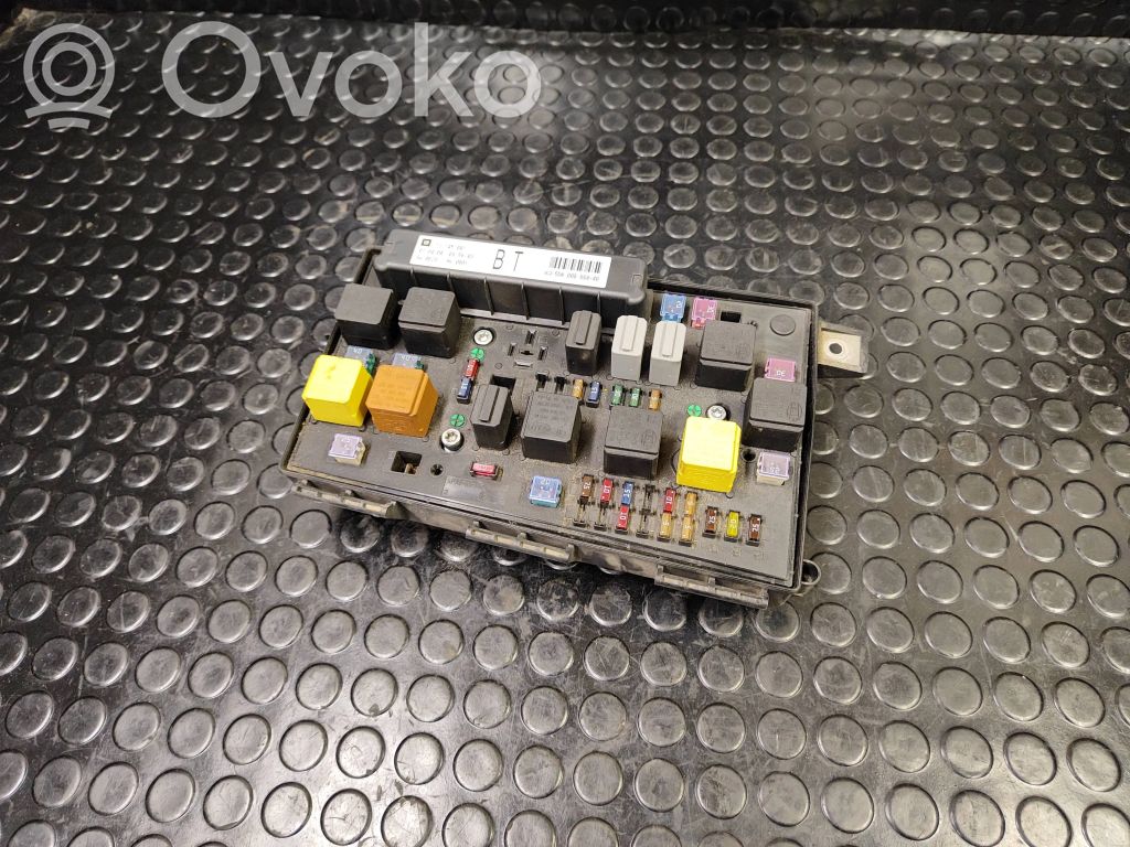 Opel Astra H Fuse module 