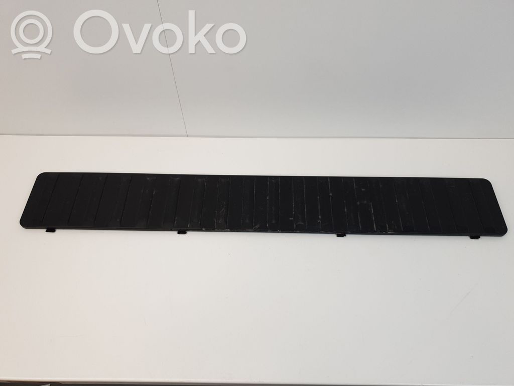 BMW X5 E53 Tavaratilan/takakontin alempi sivuverhoilu 