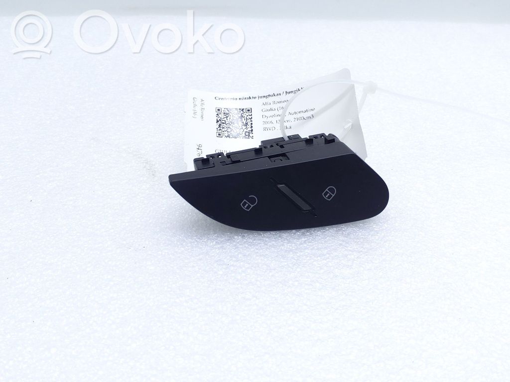 Alfa Romeo Giulia Central locking switch button 