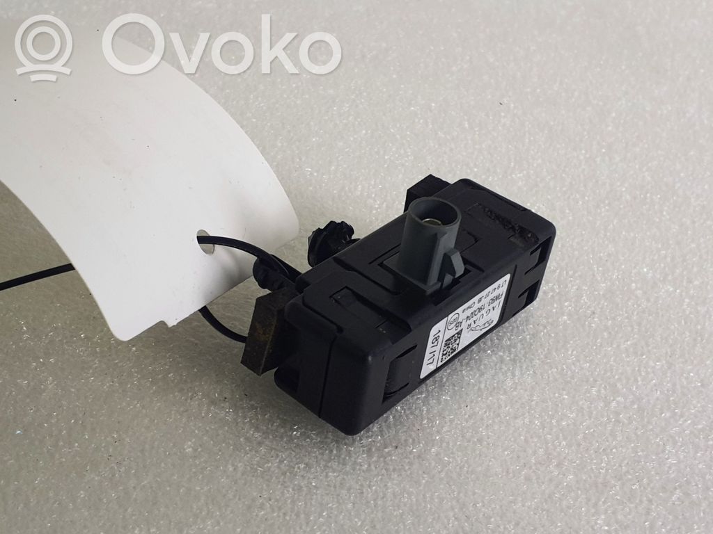 Pystyantennivahvistin   FW9319C024AB,LT94727JB