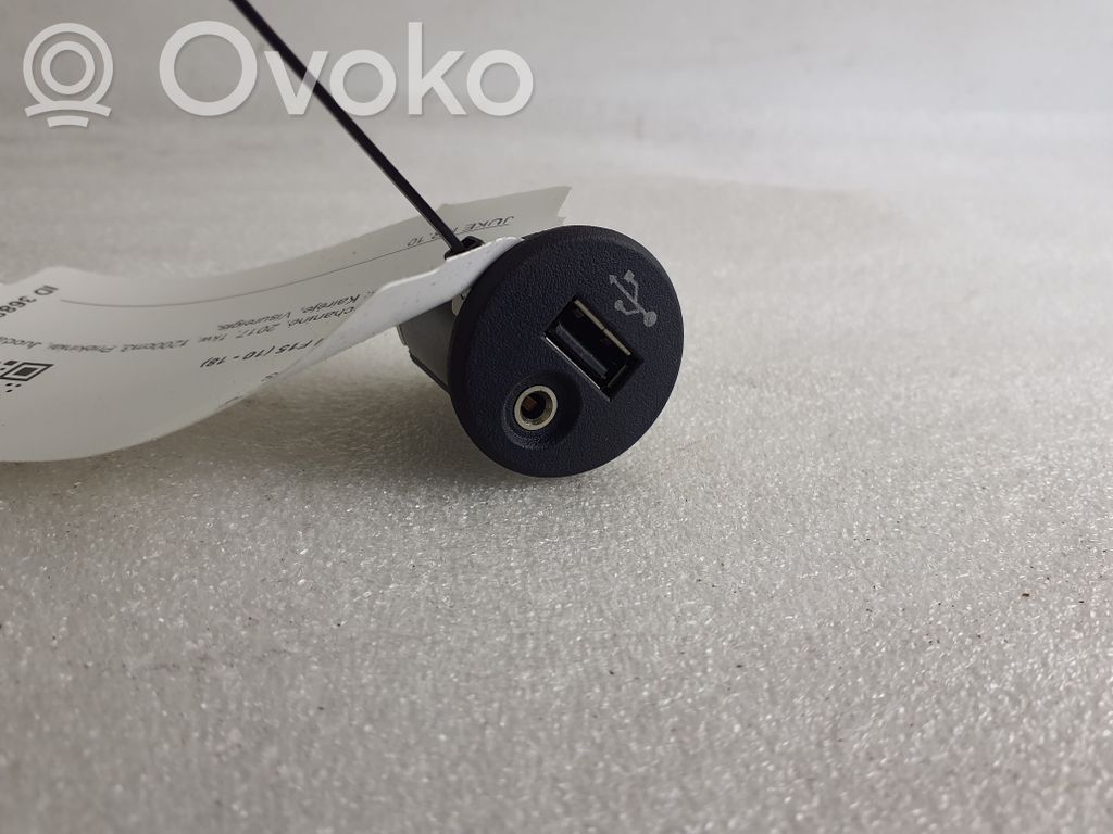 Nissan Juke I F15 USB socket connector 