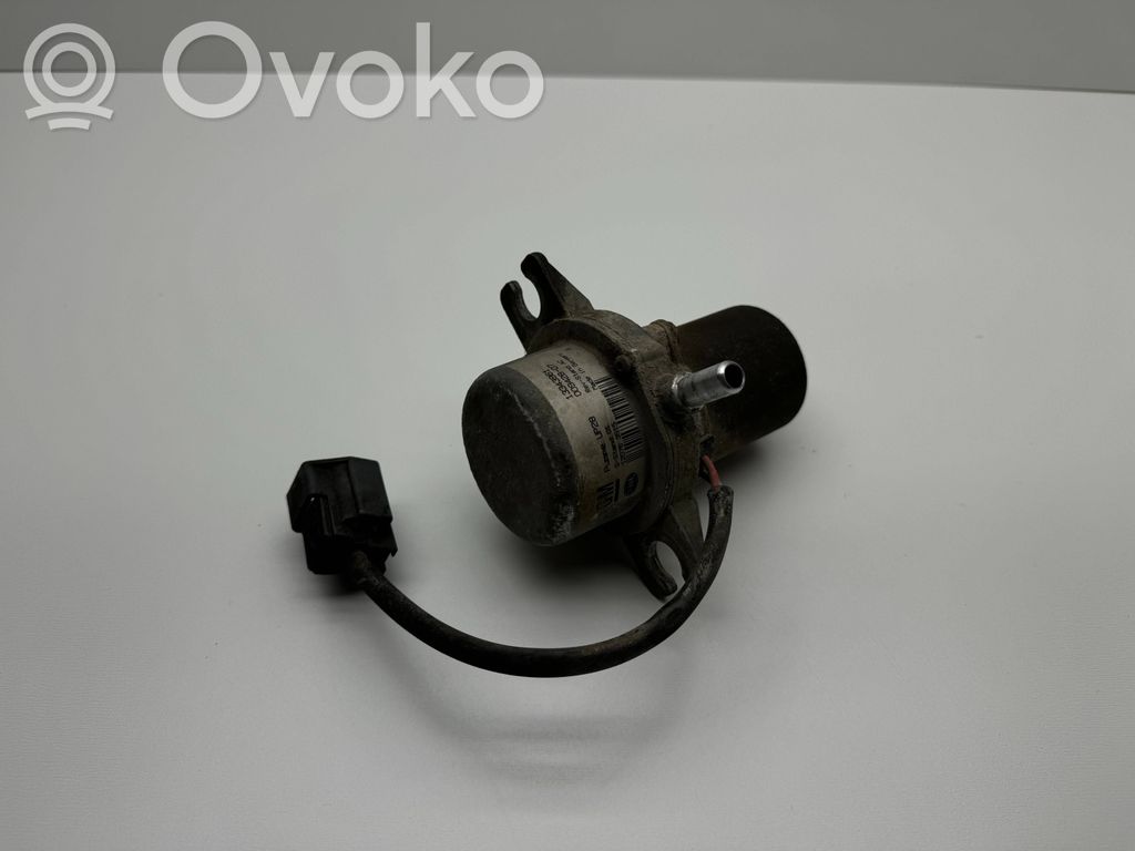 Opel Astra J Вакуумный насос 