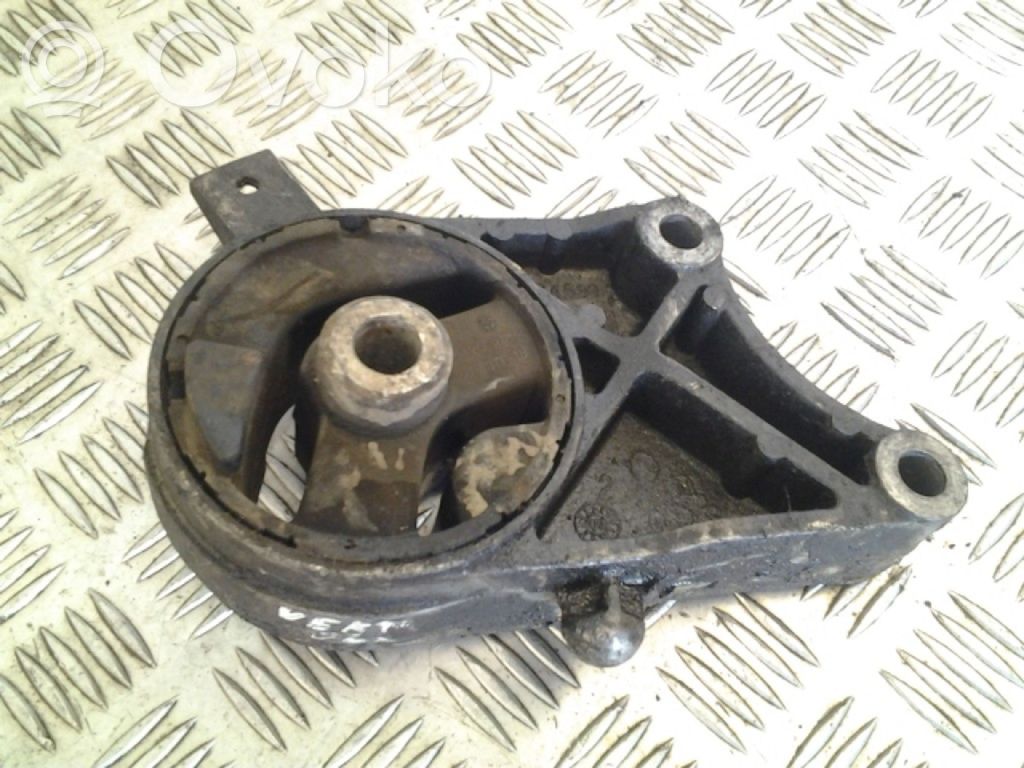 Engine mount bracket   V04633