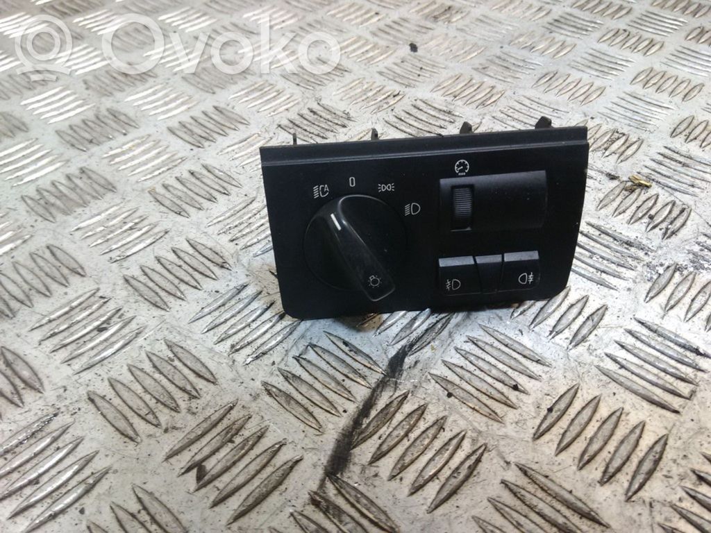 Light switch   6909775