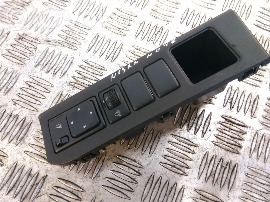 Nissan Note (E11) Wing mirror switch 