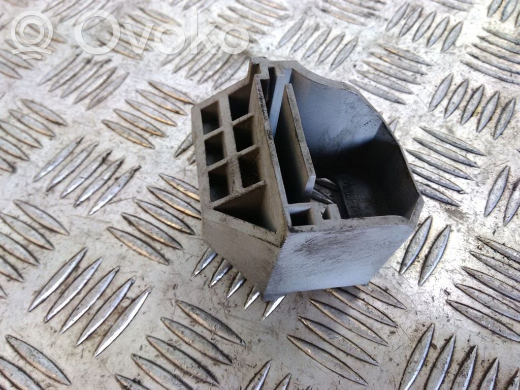 BMW 1 E81 E87 Radiator mount bracket 