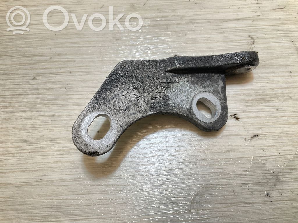Volvo XC90 Front differential bracket 