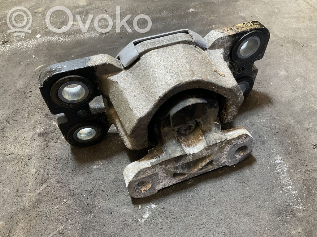 Volvo XC70 Engine mount bracket 