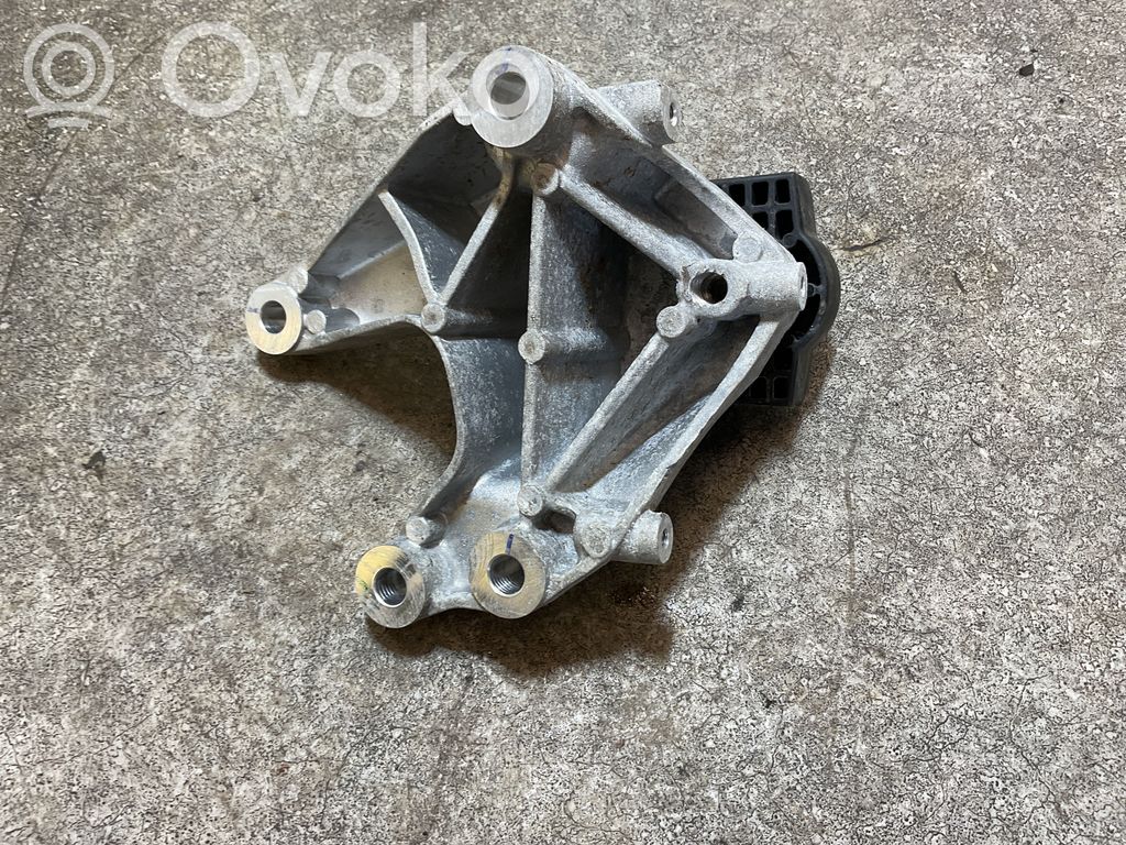 Volvo XC40 Engine mount bracket 