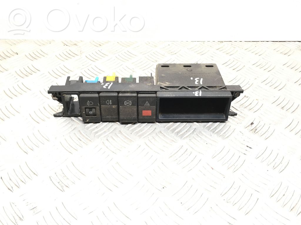 Audi 100 S4 C4 Botón interruptor de luz de peligro 