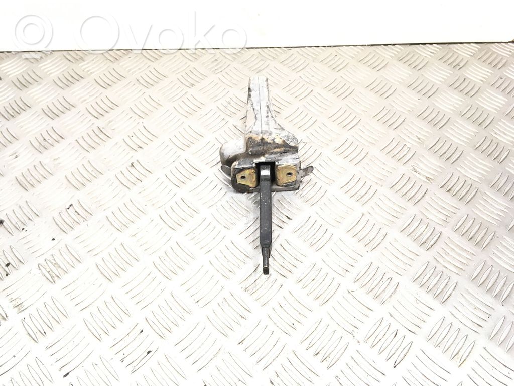 BMW 5 E39 Takaoven pidätin 