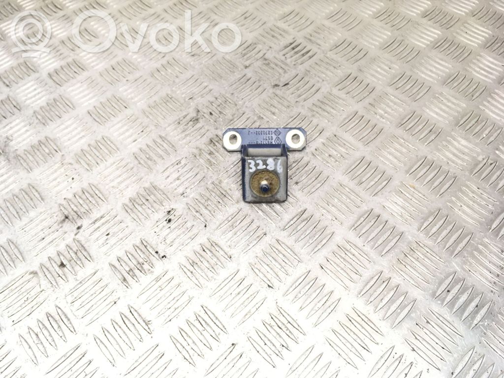 Dacia Sandero Front door upper hinge 
