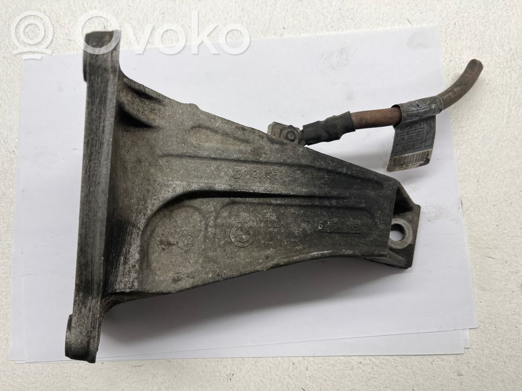 Engine mounting bracket