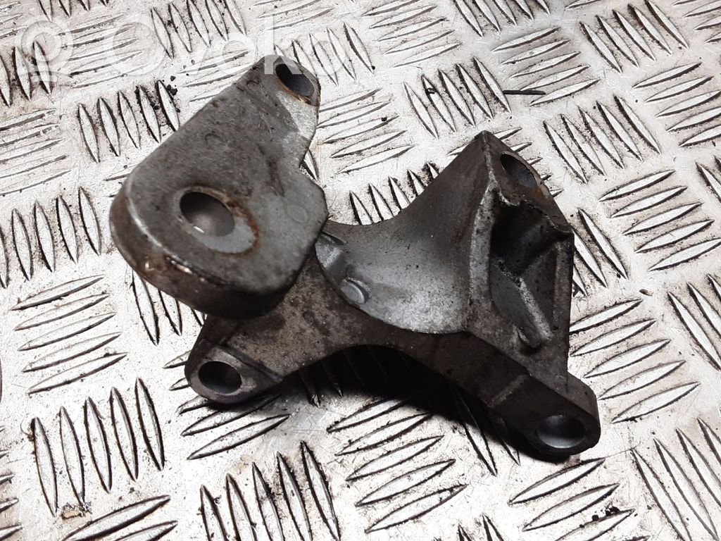 Ford Focus Engine mounting bracket 