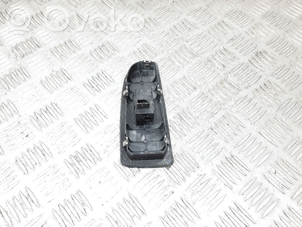 Elektrisko logu slēdzis   6935534,15979800,6951996AI,15939891