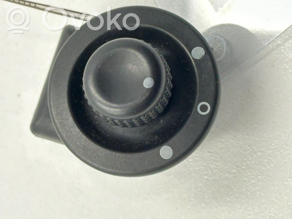 Renault Clio IV Wing mirror switch 