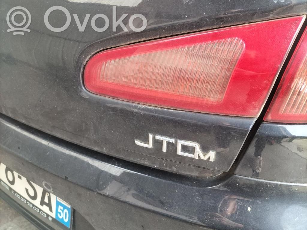 Alfa Romeo 147 Galinis žibintas dangtyje 