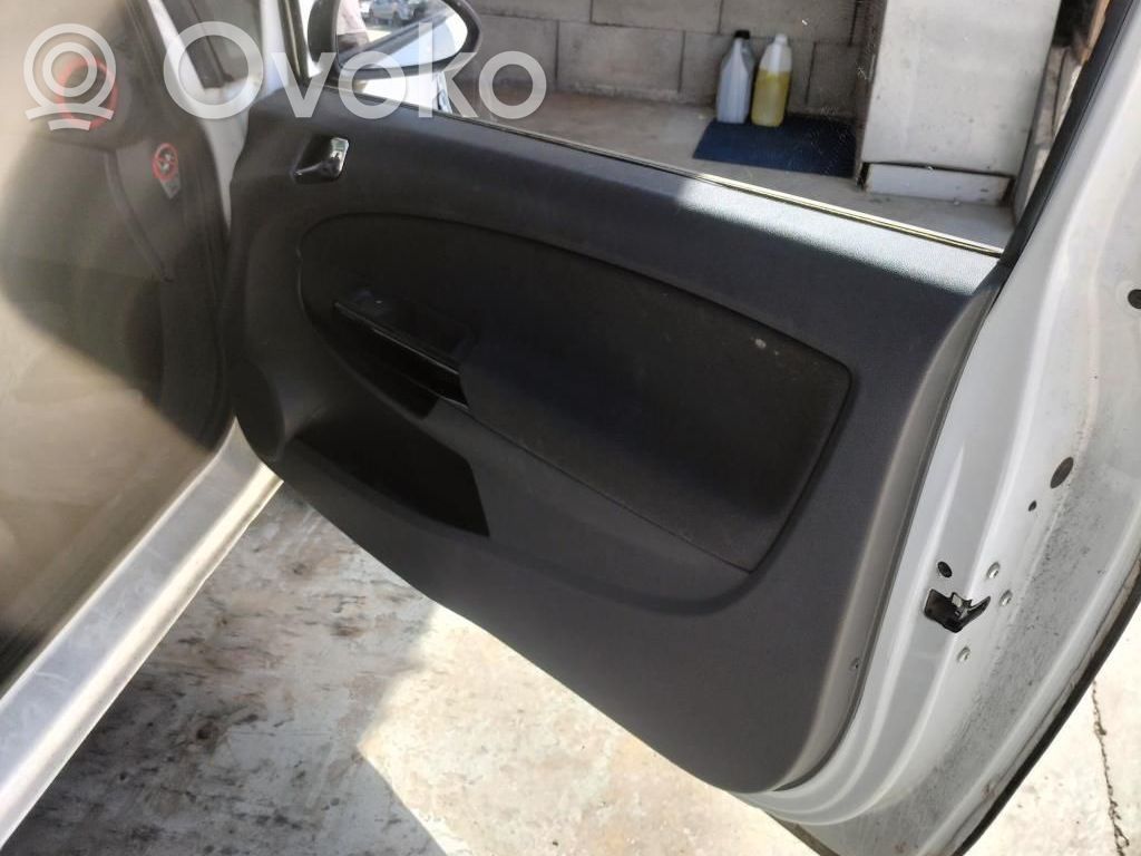 Opel Corsa D Priekšpusē slēdzene 