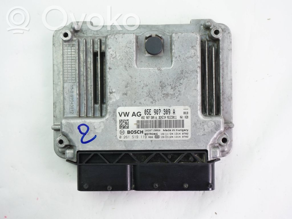 Volkswagen Golf VII Engine control unit/module 