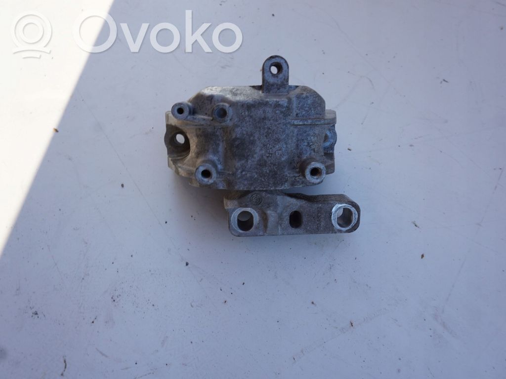 Volkswagen Scirocco Engine mount bracket 