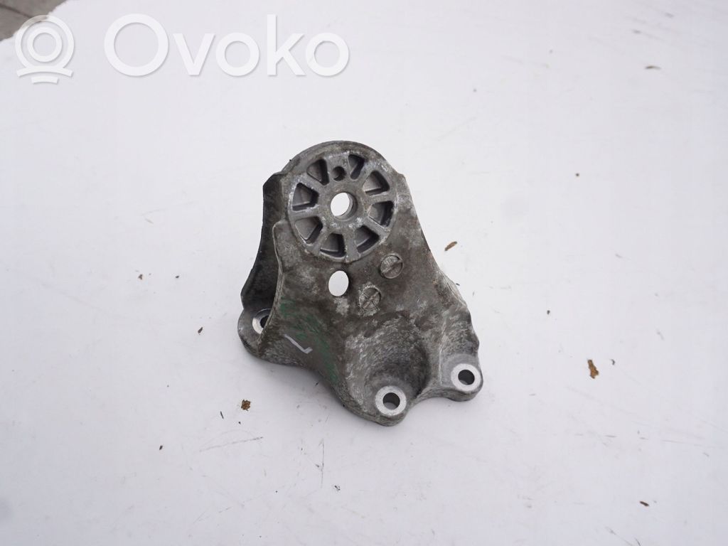 Volkswagen Touareg I Engine mounting bracket 