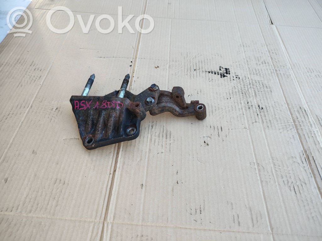 Engine mounting bracket