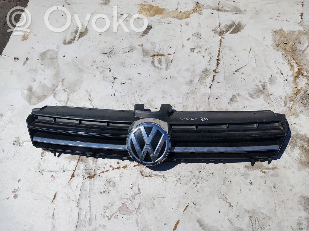 Volkswagen Golf VII Etupuskurin ylempi jäähdytinsäleikkö 