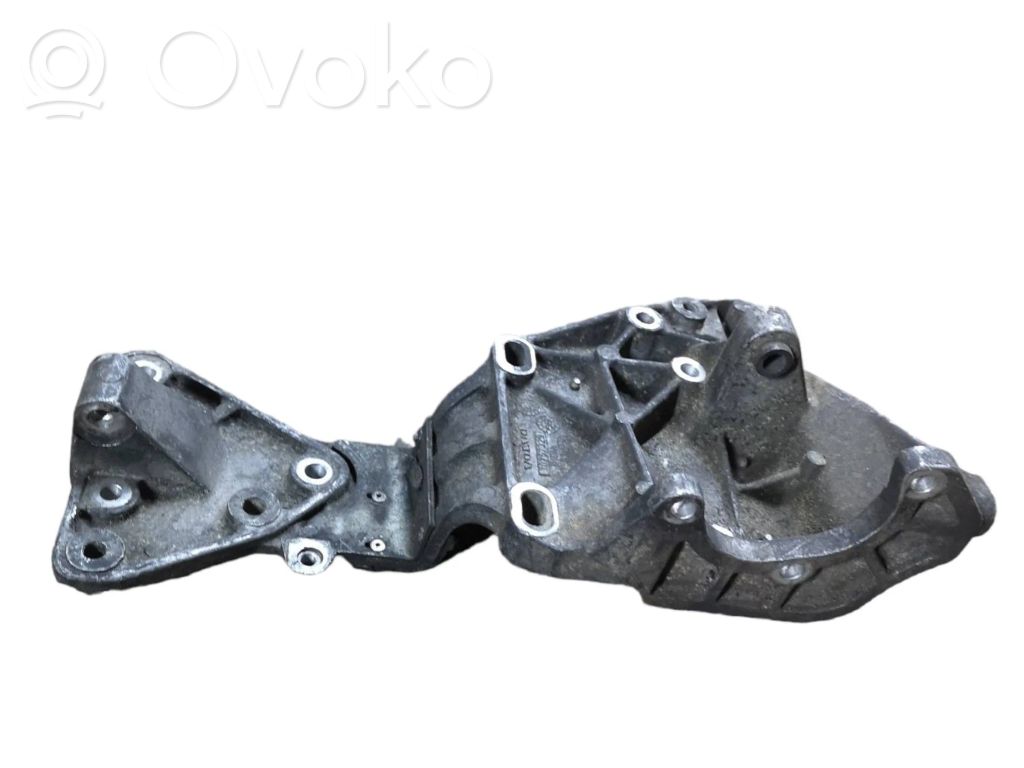 Volvo XC70 Soporte del alternador 