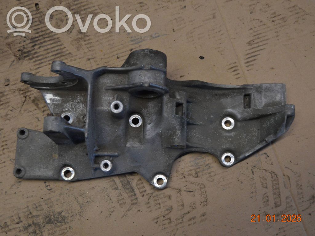 Volkswagen PASSAT B5 Łapa / Mocowanie silnika 