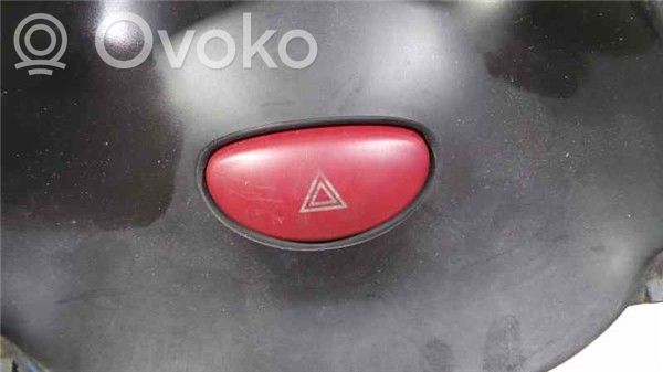 Peugeot 206 Hätävilkkujen kytkin 