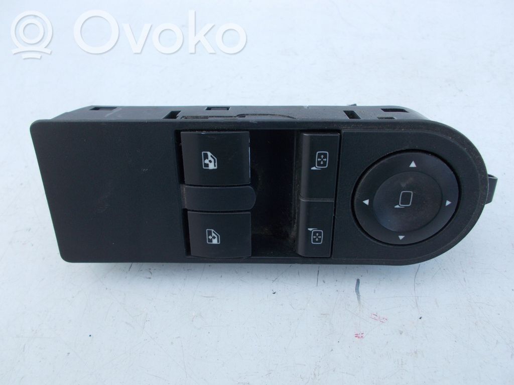 Opel Astra H Przyciski szyb 