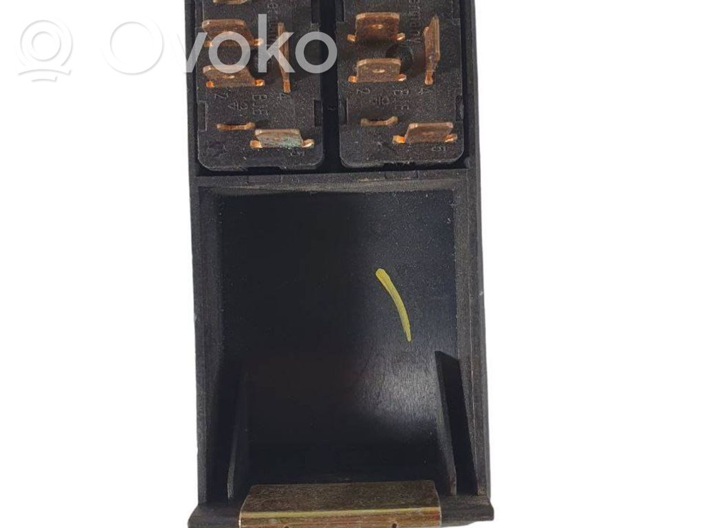 Audi A6 S6 C4 4A Electric window control switch 