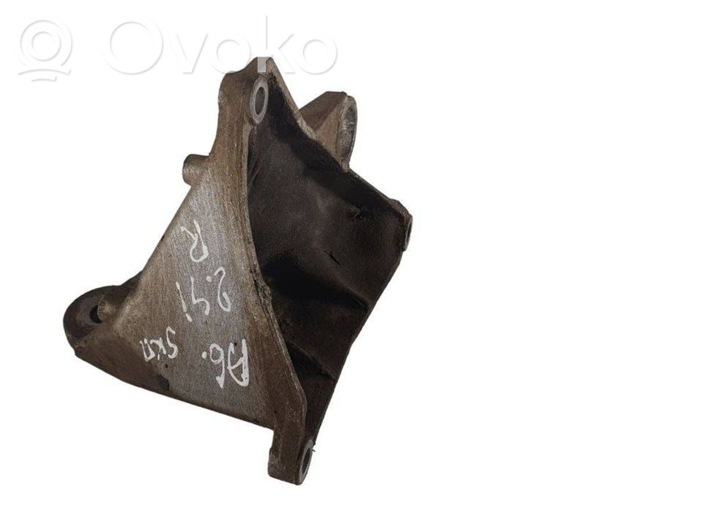Engine mounting bracket   8D0399114S