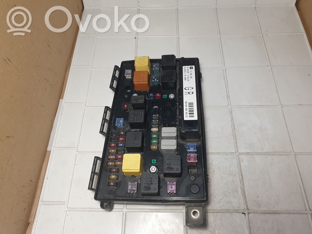 Opel Astra H Saugiklių blokas 