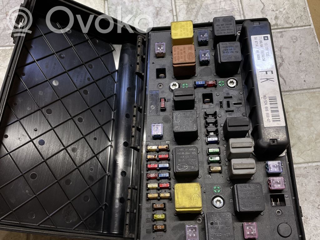 Opel Astra H Fuse module 