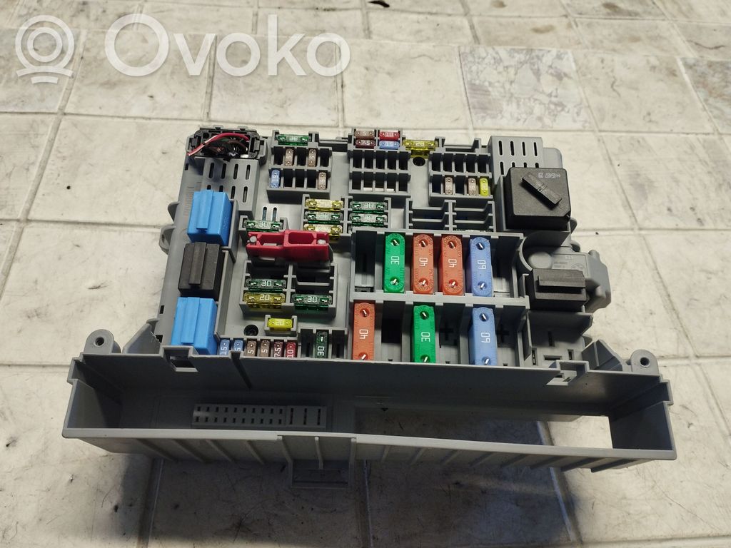 BMW 1 E81 E87 Fuse module 