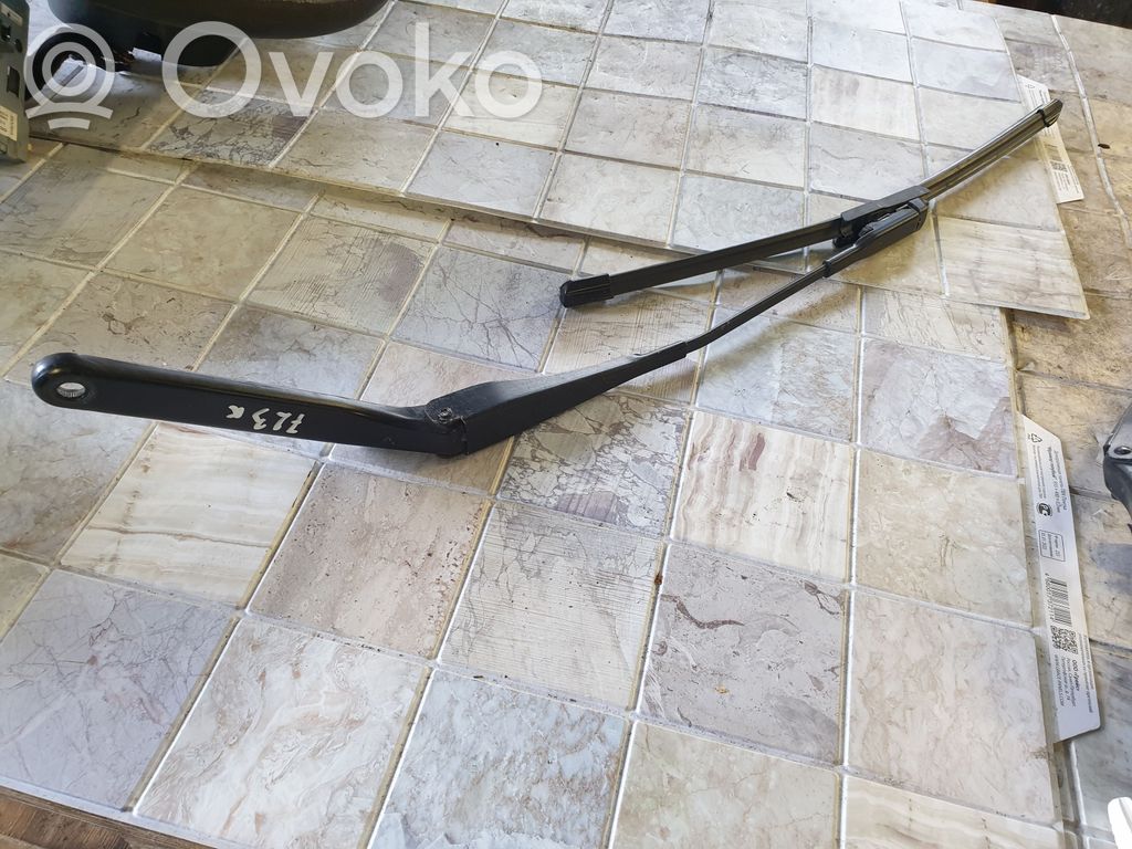 BMW 1 E81 E87 Front wiper blade arm 