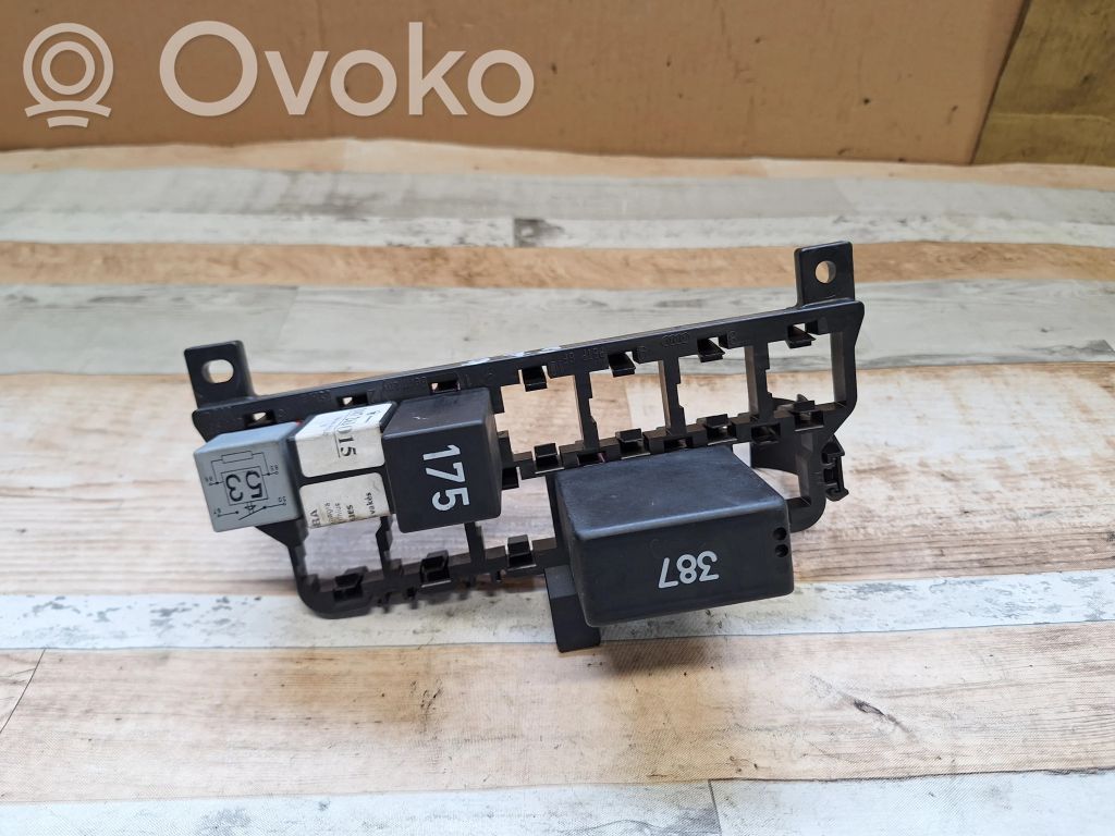 Audi A3 S3 8L Módulo de fusible 