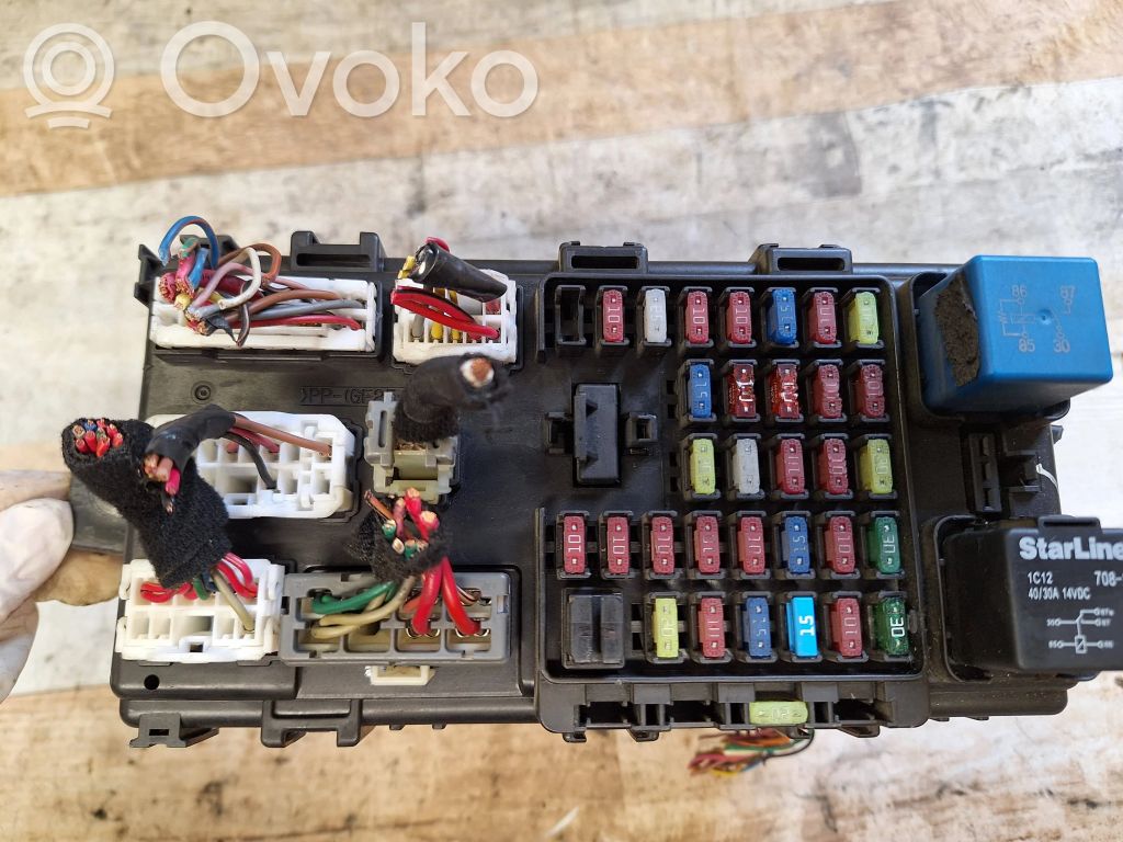 Hyundai Santa Fe Ramka / Moduł bezpieczników 