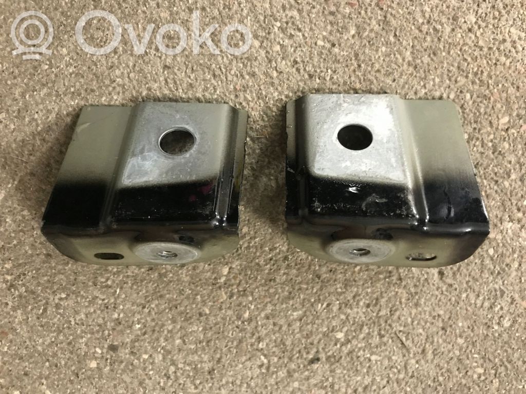 Audi A1 Lokasuojan kannake 