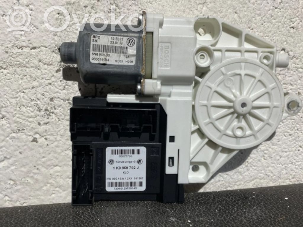 Volkswagen Tiguan Silnik regulatora szyby drzwi przednich 