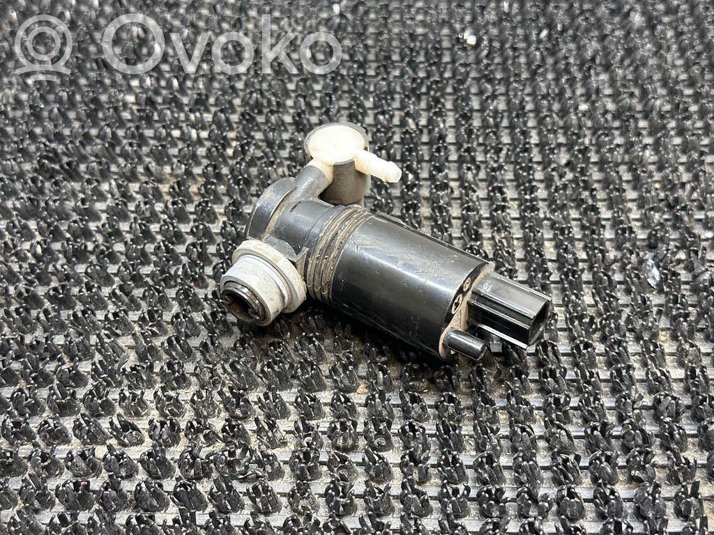 Volvo V40 Windscreen/windshield washer pump 